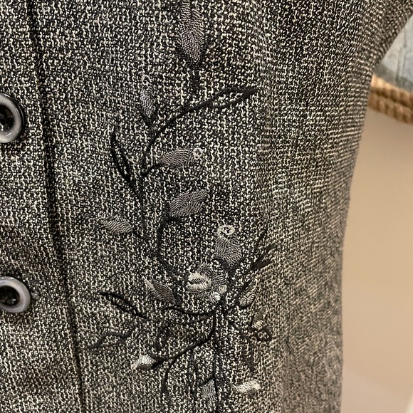 Beautiful tweed vest from the Conrad Collection. - Picture 3 of 7